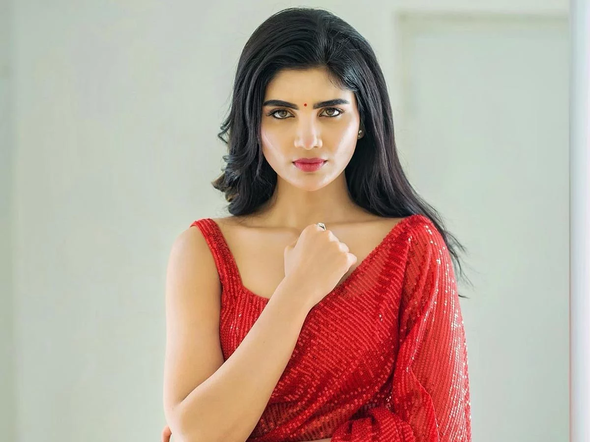 'Jabardasth' Varsha is going viral in a red saree
