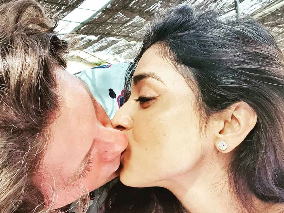 Married actress says: It is wrong to not kiss in public