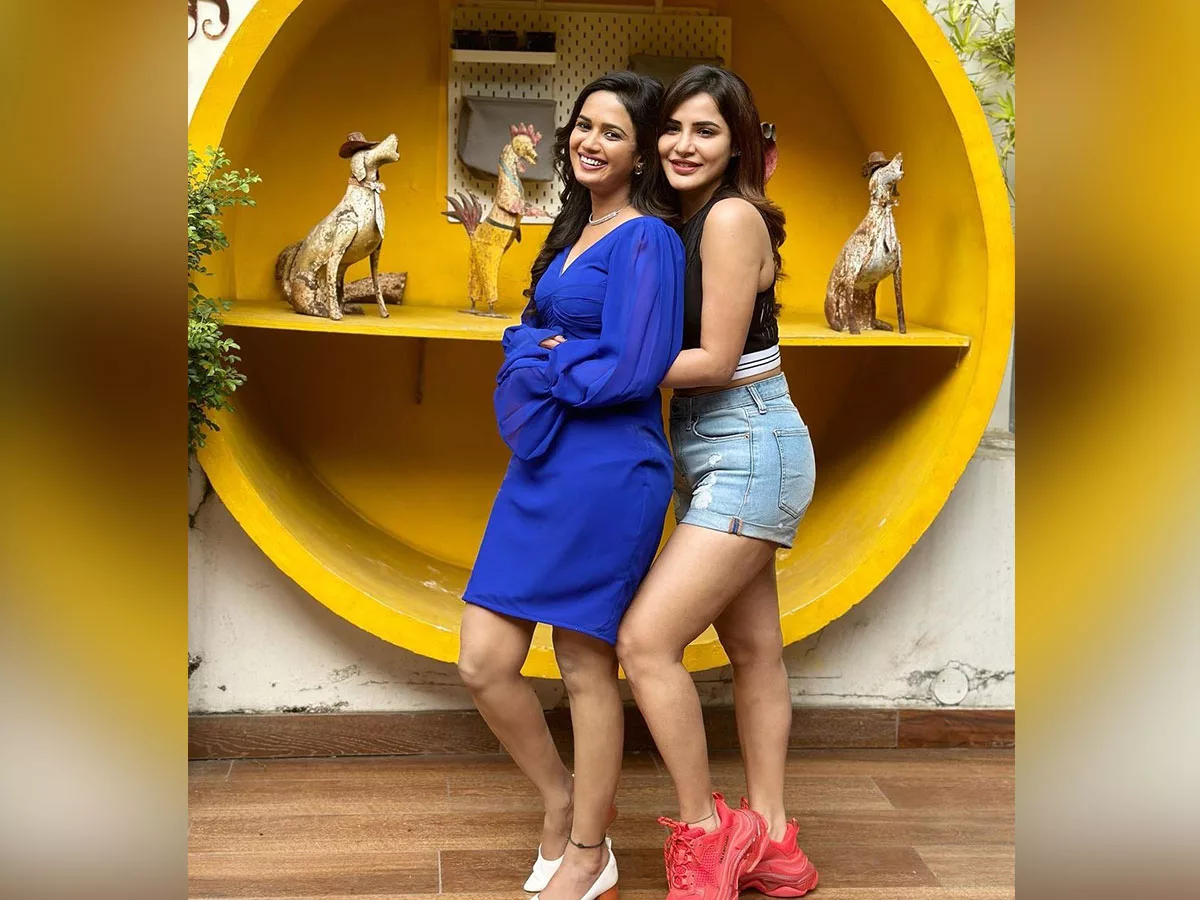 Ashu Reddy and Ariyana Glory unexpected pose, netizens call them Lesbians