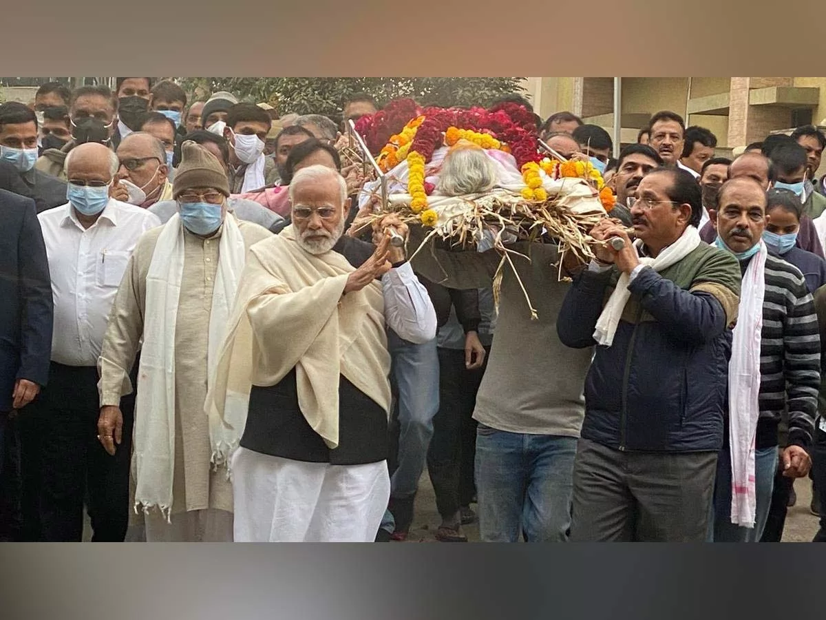 PM Modi mother Heeraben died, Cremated in Gandhinagar
