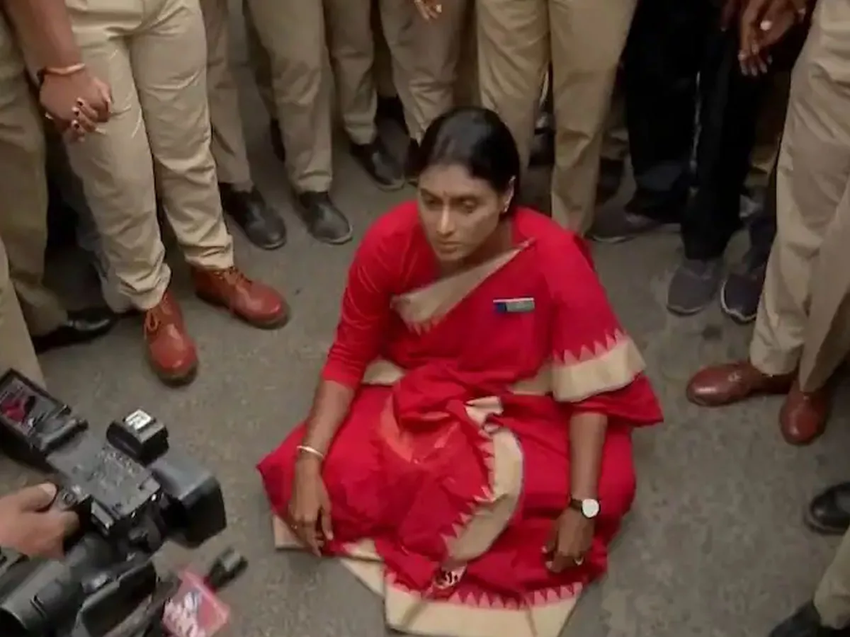YSRTP chief YS Sharmila sits on Fast-To-Death, says : KCR trying to kill democracy