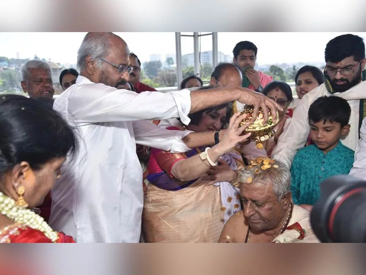 Rajinikanth anointed his elder brother with gold coins