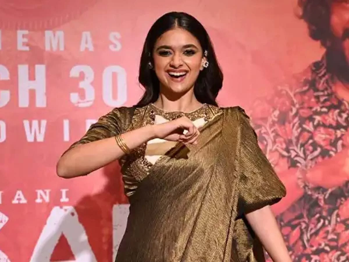 Keerthy Suresh gifts gold coins to Dasara team 