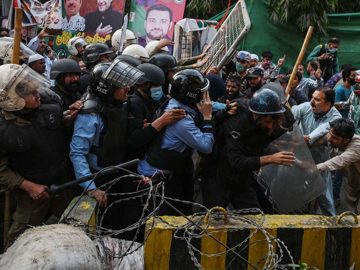Pakistan police fail to arrest former PM Imran Khan