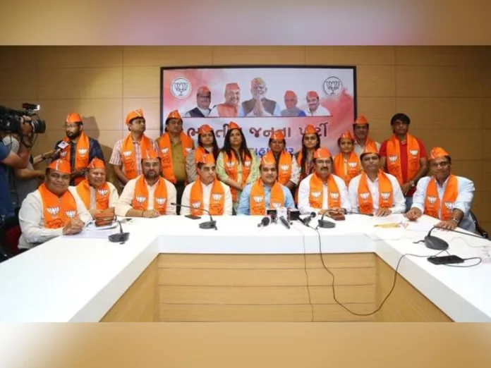 6 AAP councillors join BJP in Surat