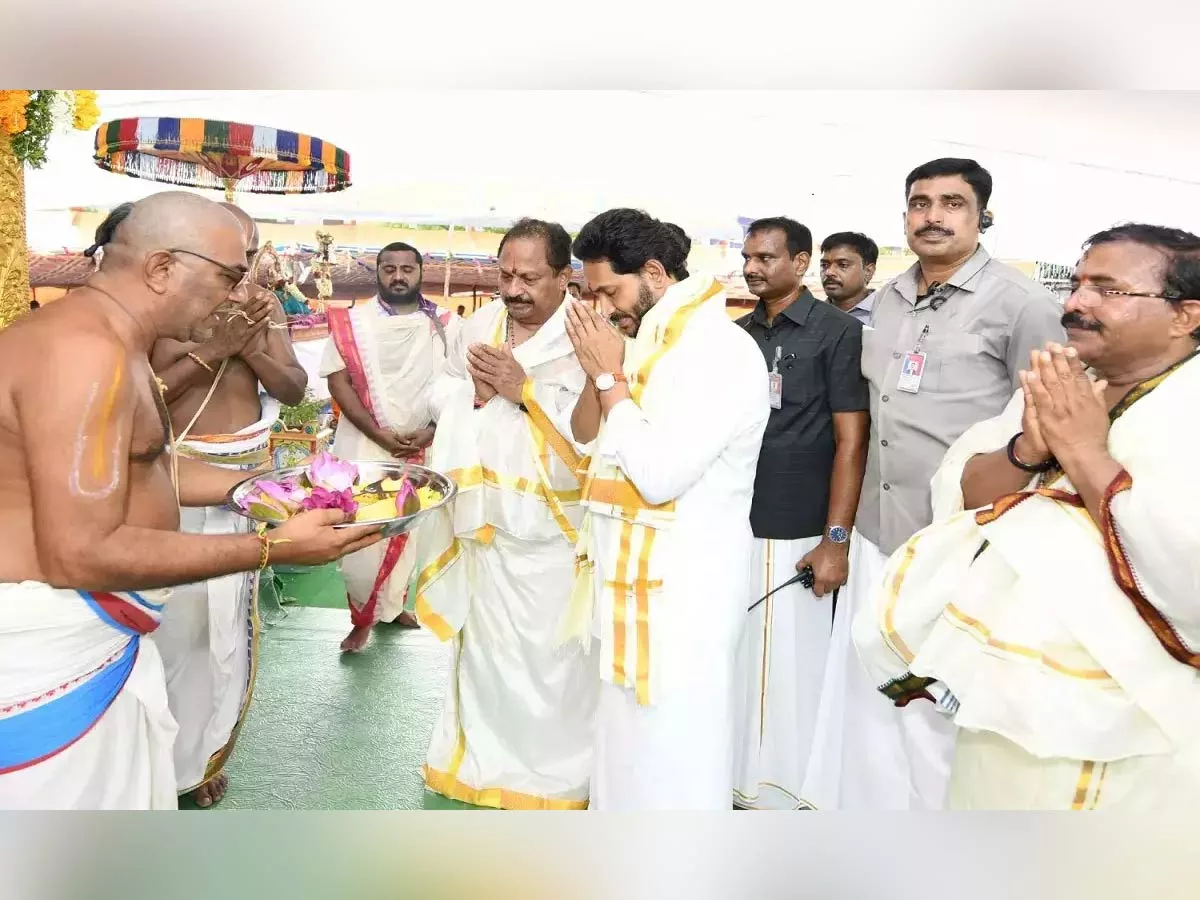 Jagan Mohan Reddy participates in Raja Syamala Srilakshmi Maha Yagnam in Vijayawada