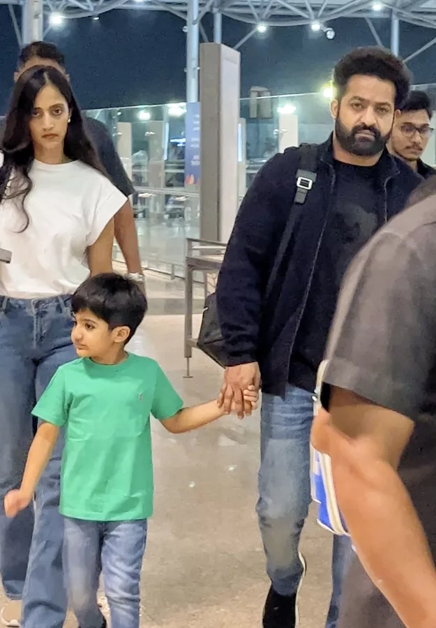 Jrntr with family off to vacation