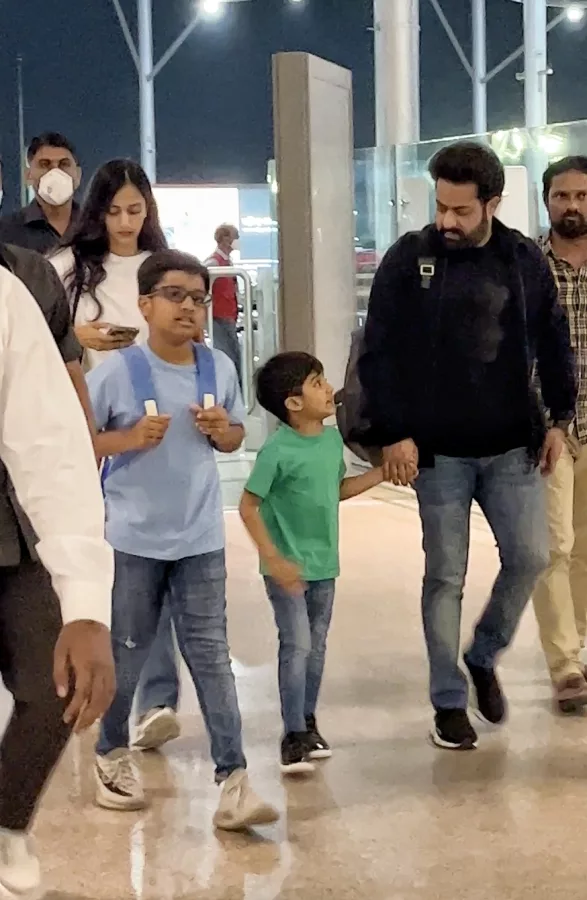 Jrntr with family off to vacation