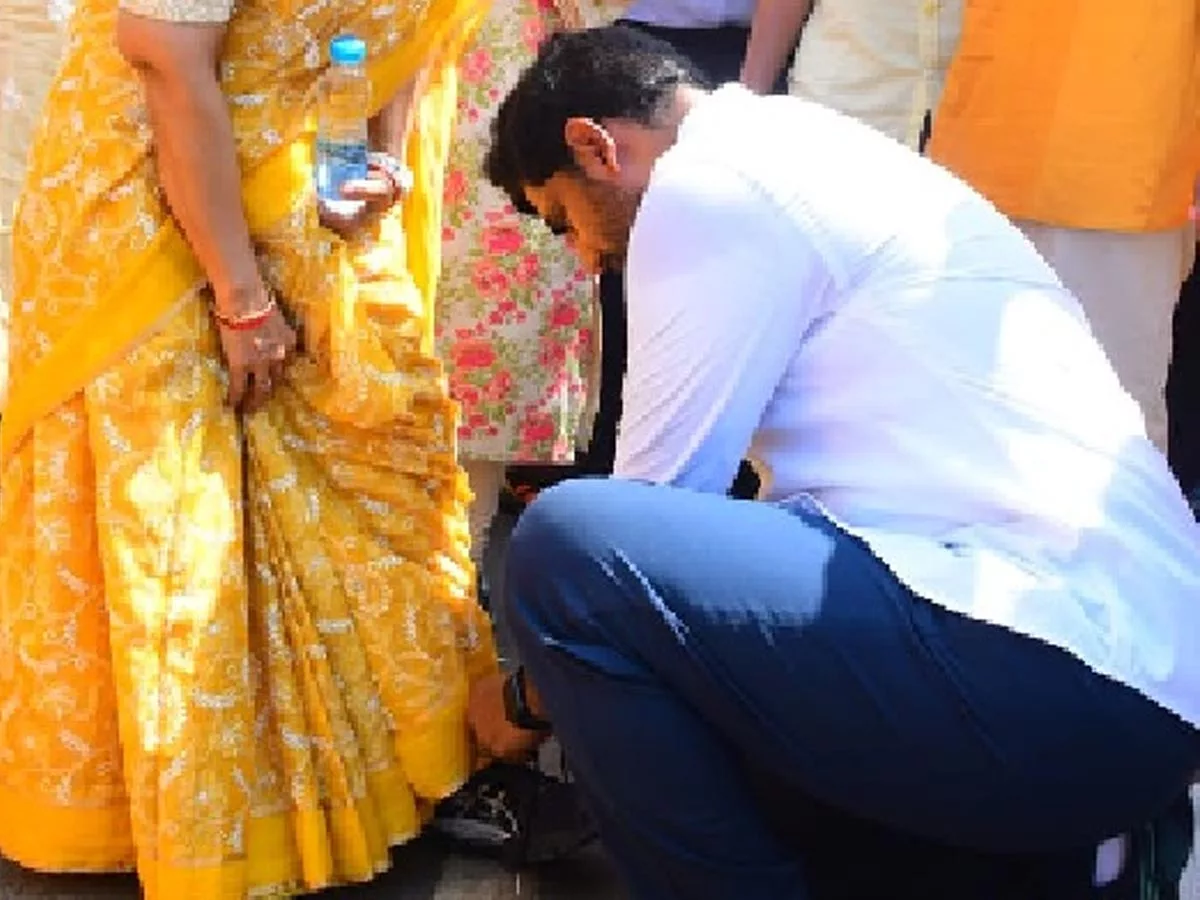 Nara Lokesh ties mother Bhuvaneswari shoelace- Pics viral