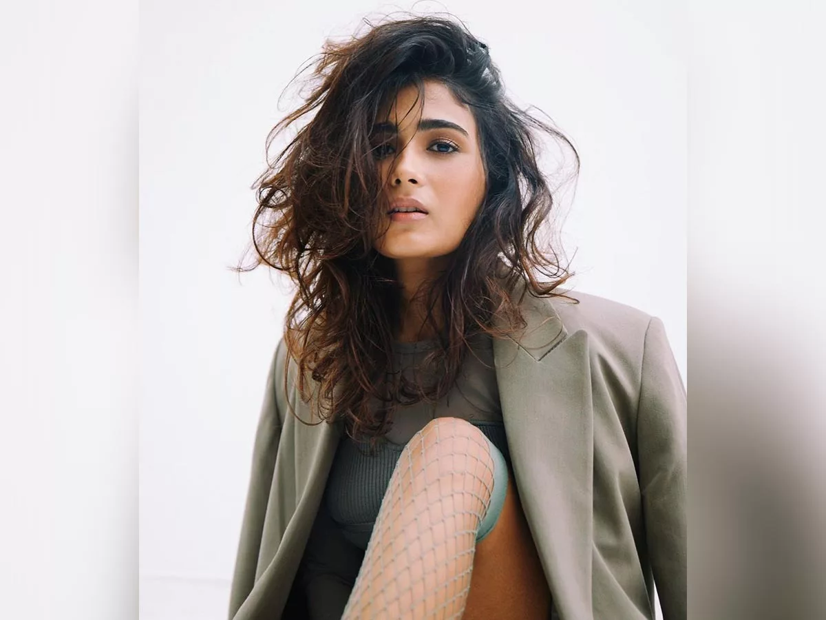 Shalini Pandey crosses the limits, without pants?