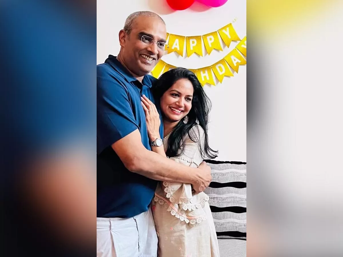 Singer Sunitha goes romantic with husband Ram Veerapaneni- Pics Viral