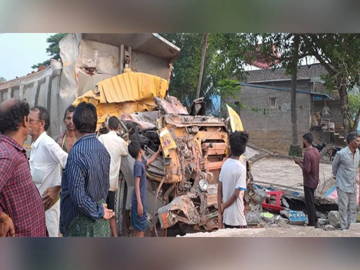 Kakinada Accident: A lorry crashes into temple in Kakinada district, three killed
