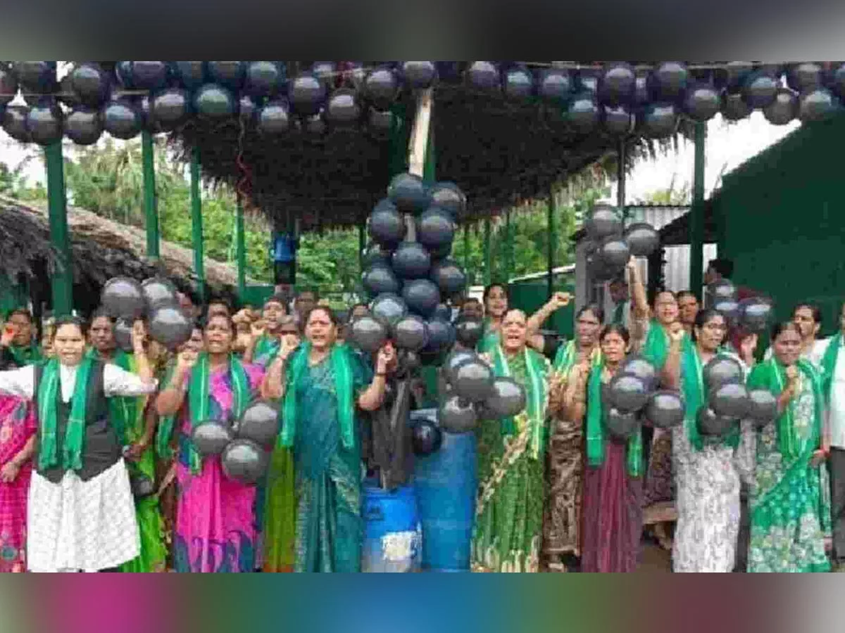 CM Jagan visit to Amaravati, Farmers protest with black balloons