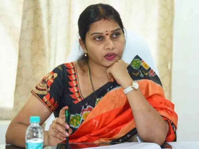 Shock for BRS in Gadwal: ZP Chairperson Sarita resigns from the party