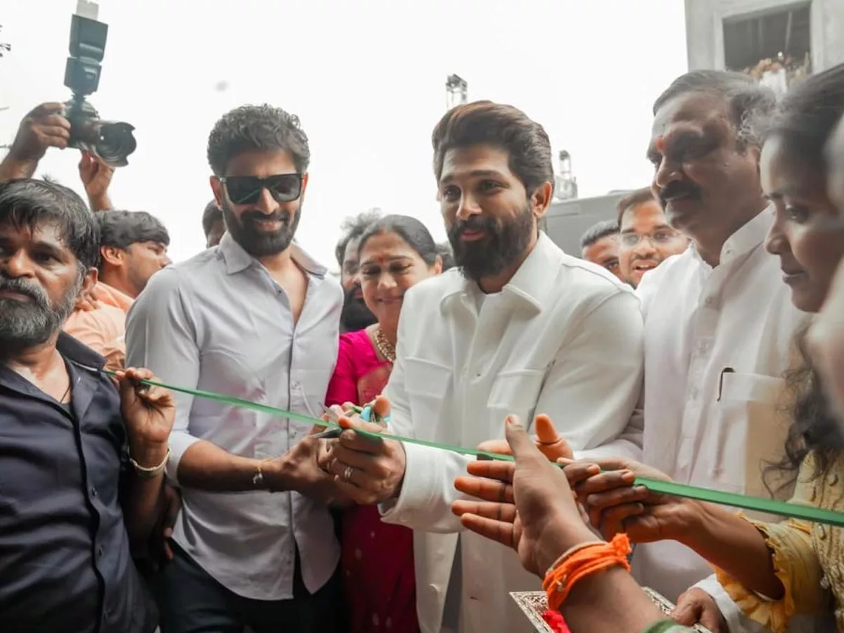 Allu Arjun gets a MASSIVE welcome from the fans with a colossal garland in Nalgonda