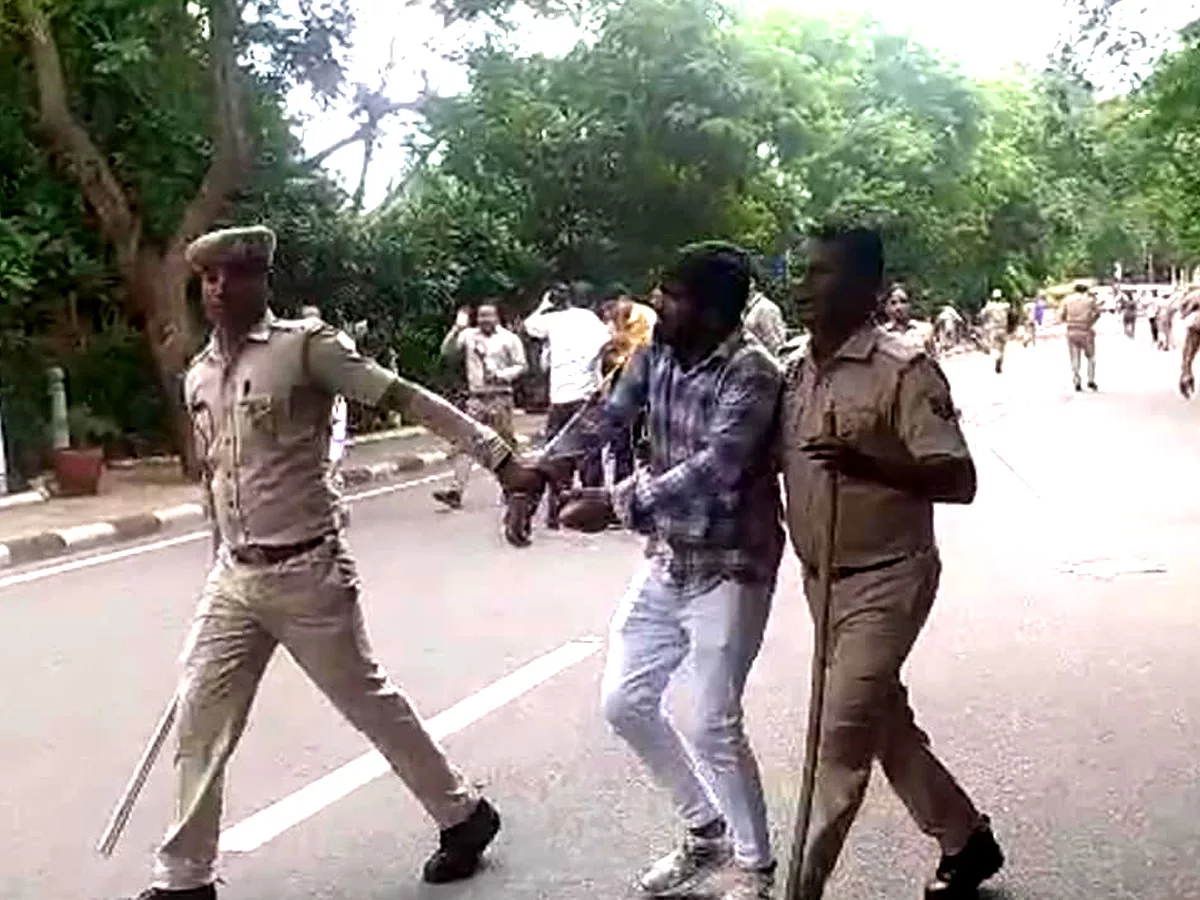 Police arrested BJP Leaders at Kokapet