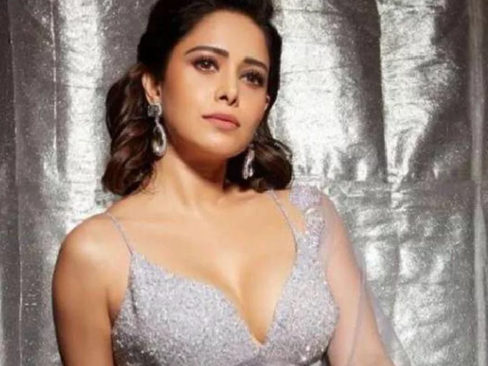 Famous  Bollywood actress stuck in Israel, Cut off connection with team!