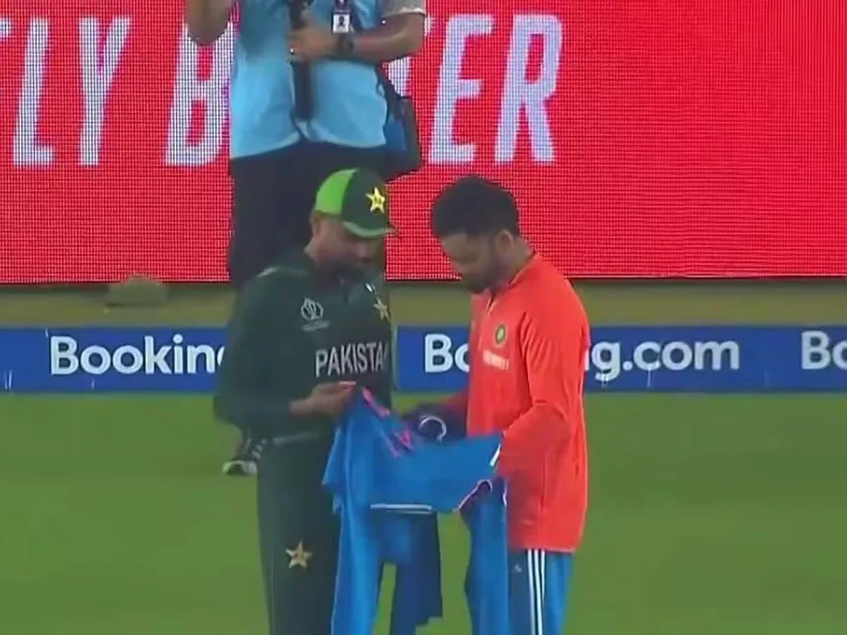 Virat Kohli gifts his Team India Jersey to Babar Azam
