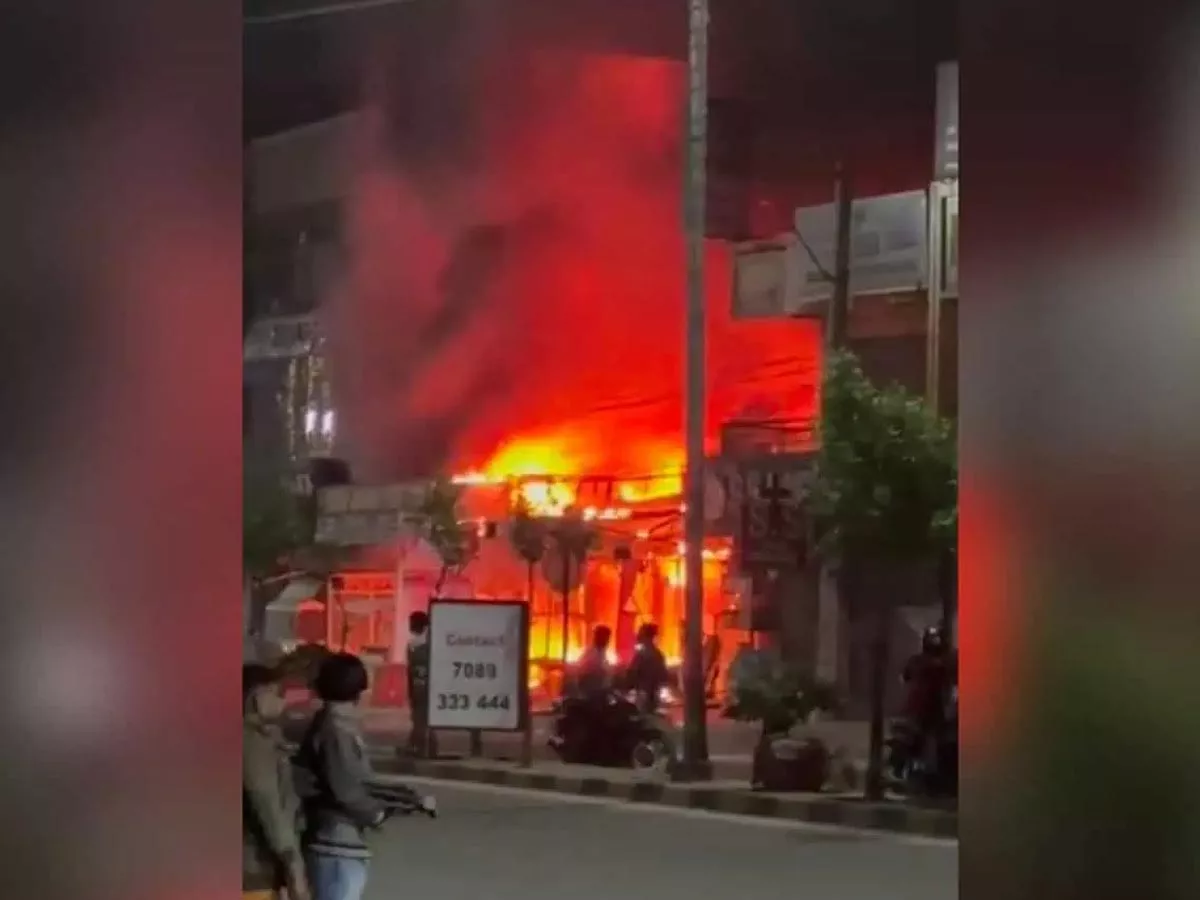 Hyderabad: Massive fire in firecracker shop near Sun City
