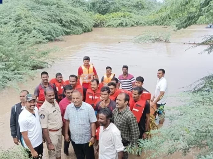 Prakasm Police Rescue: Lecturer trapped in the river, rescued by police