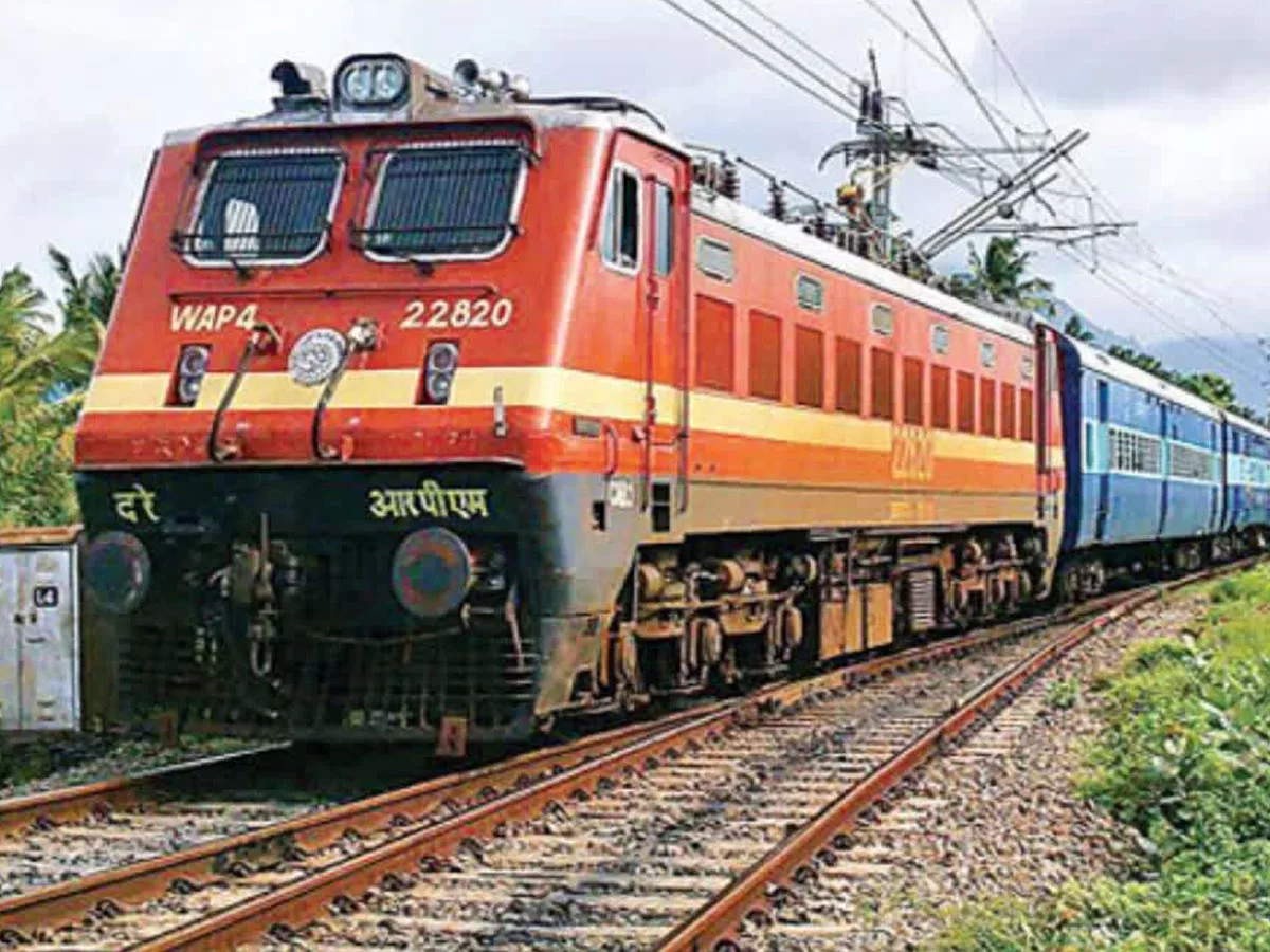 Smoke in Secunderabad-Sirpur Khagajnagar train, Halt at BibinagarSmoke in Secunderabad-Sirpur Khagajnagar train, Halt at Bibinagar