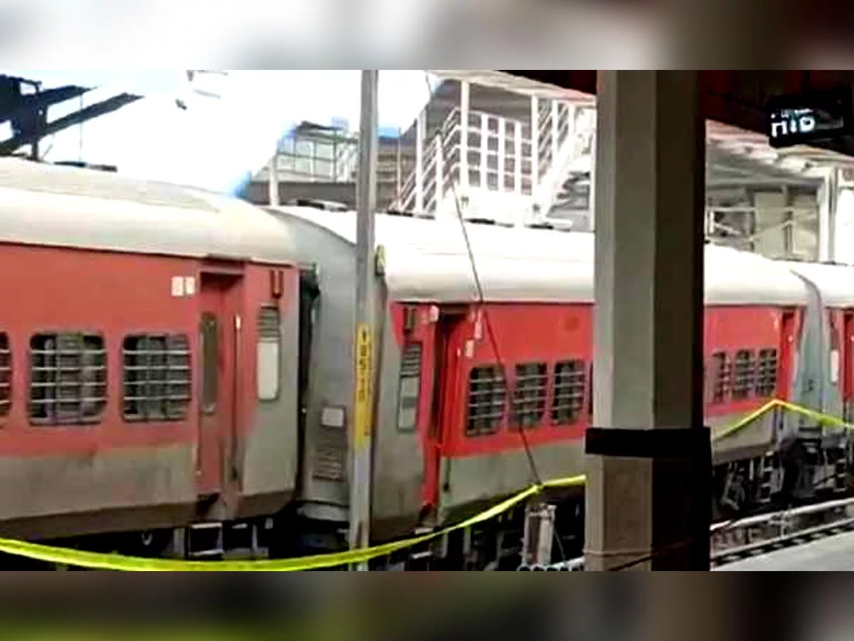 Charminar Express derailed at Nampally Railway Station, 5 injured