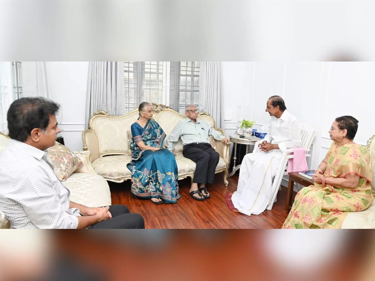 Former Telangana Governor ESL Narasimhan meets KCR